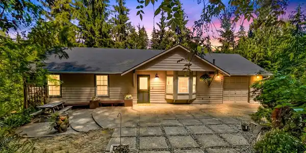 5827 176th SE