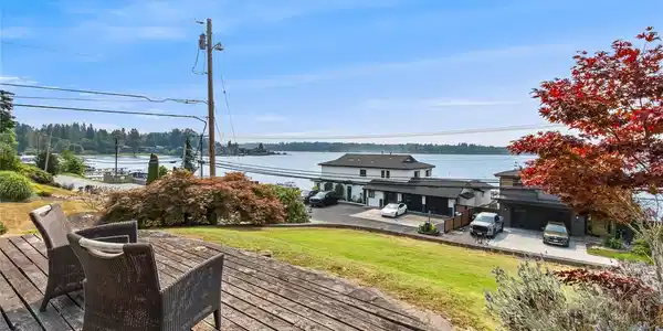 1201 E Lakeshore