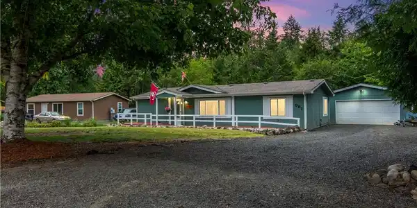 951 E Lakeshore Drive W