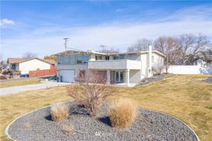 3 Pelican Place NE
