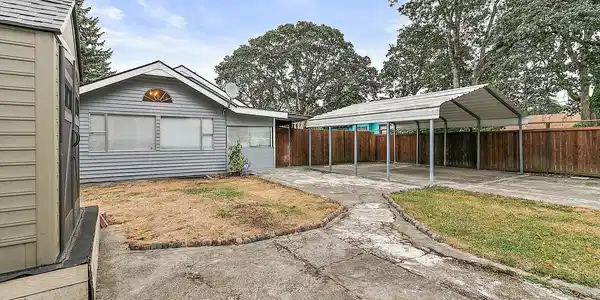 8605 Maple SW