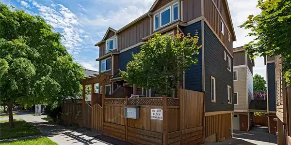 5227 Russell NW