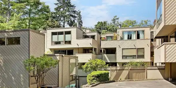 2510 Manor