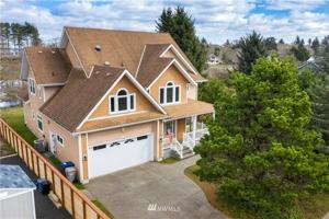 456 Lake West NE