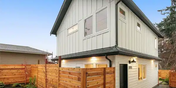 8915 8th NE