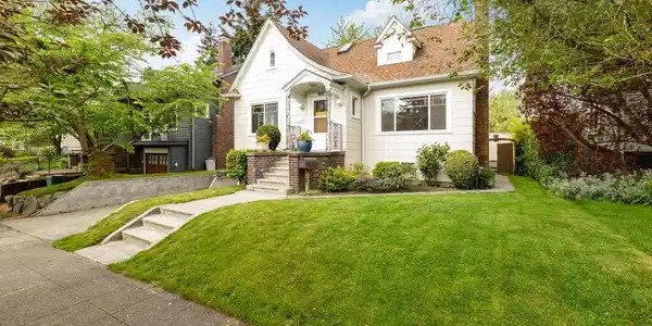 6827 16th NE
