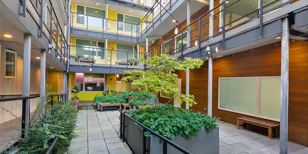 121 12th E