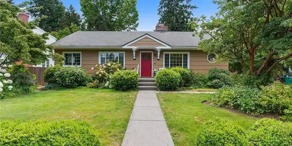 617 Carlyon SE
