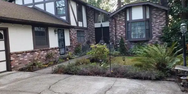 1608 Camelot Park SW