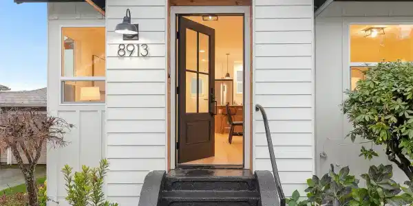 8913 8th NE