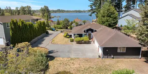 835 Lakeshore