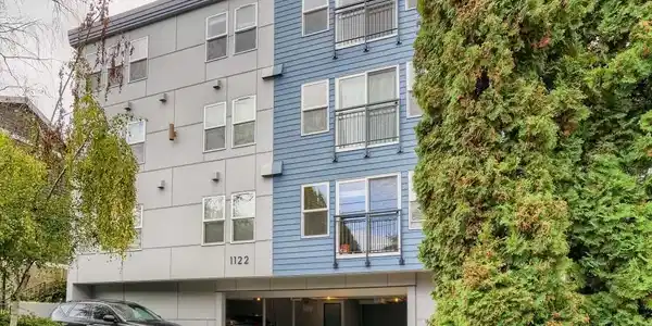 1122 10th E
