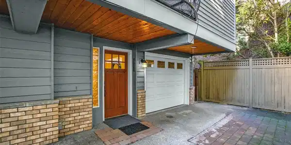 1133 10th E