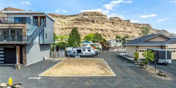 685 River SW