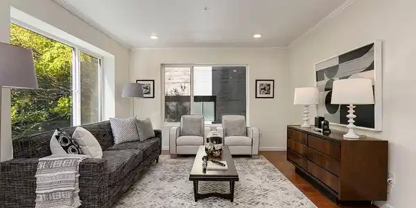 712 E Denny Way