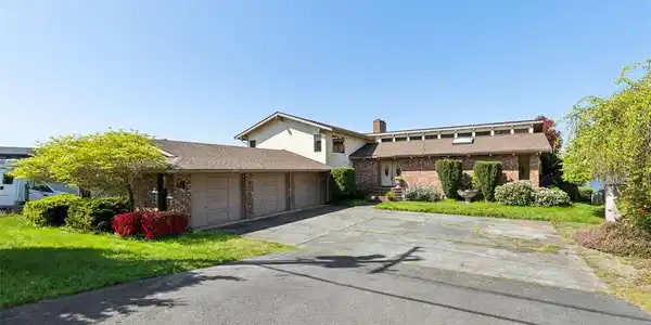 1210 Lakeshore