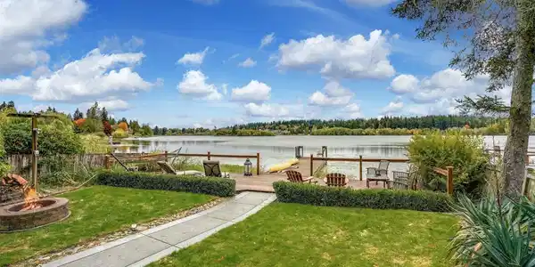 7401 Lake Ballinger