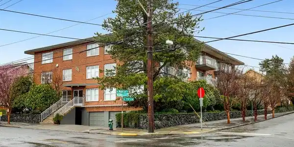 7300 Woodlawn NE
