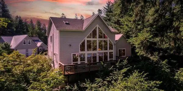 21913 Promontory SE