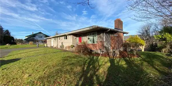 1602 Water Street W