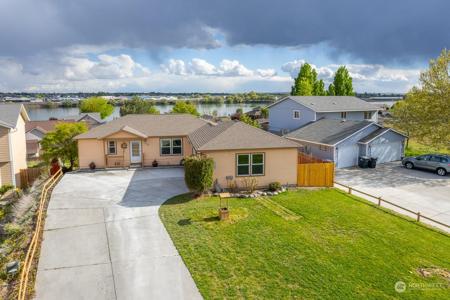 909 W Windrose