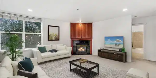 717 E Denny Way