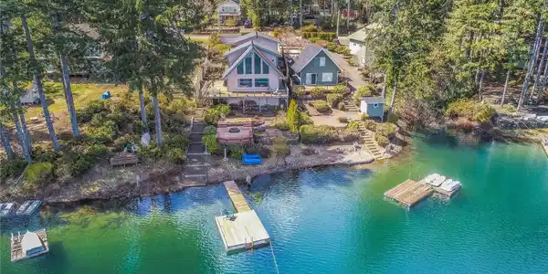 110 Lakeshore N