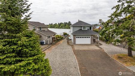 381 Lake Bay SE