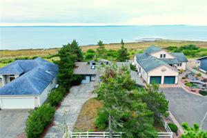 720 Bay SE