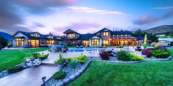 3445 Wapato Lake