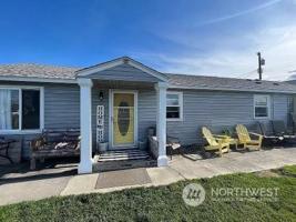 1436 Lee Street W