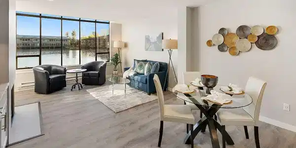 4 Lake Bellevue
