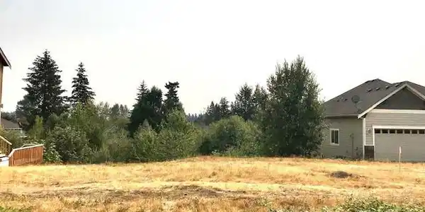 7606 211th E