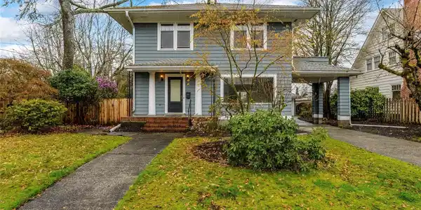517 Carlyon SE