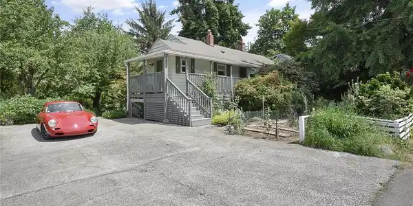 9206 49th NE