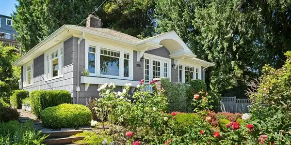 707 Lake Washington S