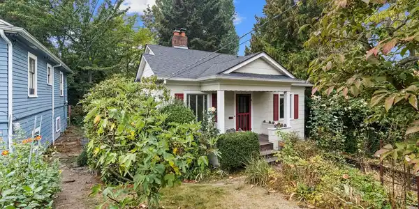 2711 Queen Anne N