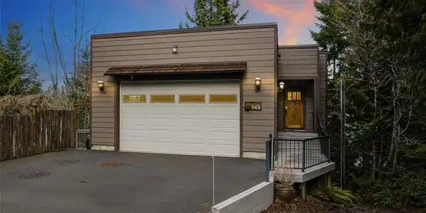 943 Summit Lake Shore NW