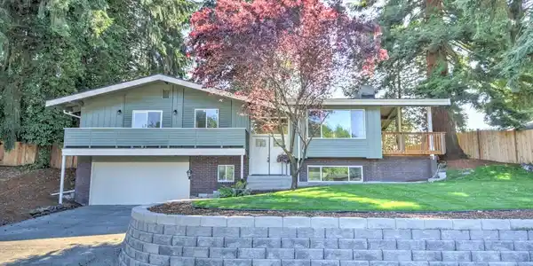 3203 Long Lake SE