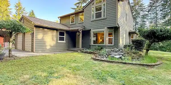 8610 Long Lake SE