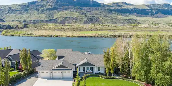 4942 Hurst Landing