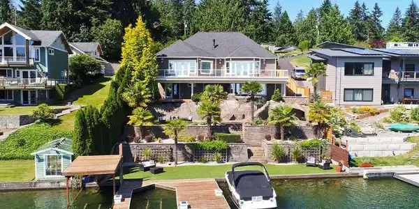 Lakeridge Drive E