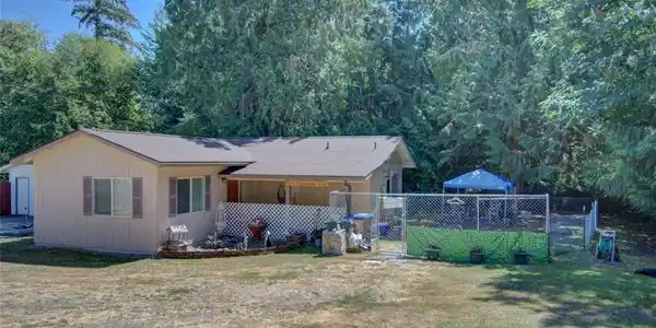 910 E Timberlake East Drive