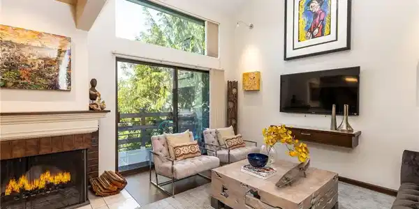 4 Lake Bellevue Drive