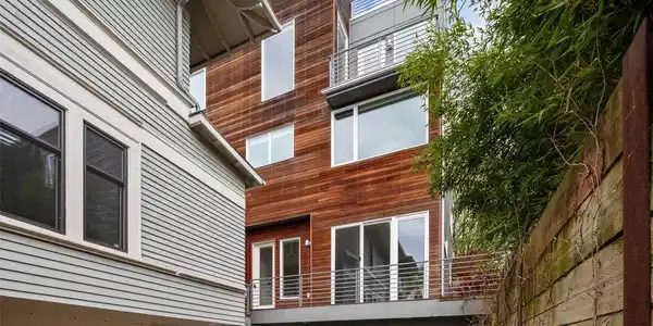 1104 10th E