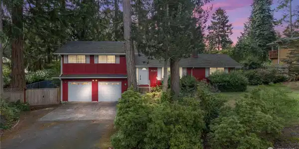 8135 Lakeridge SE
