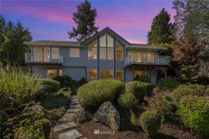 452 Lake Louise Drive SW