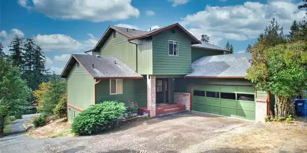 18636 Spring Lake SE