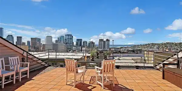 712 E Denny Way