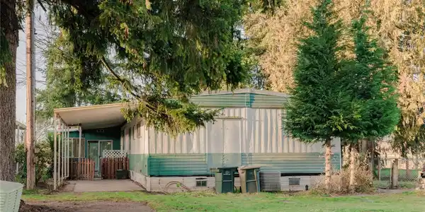 296 Island Aire Dr